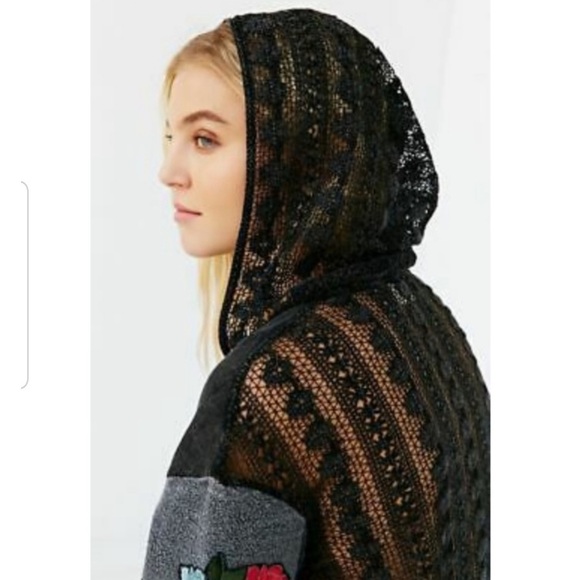 THE PYRAMID COLLECTION Floral Embroidered Hooded Pullover Top - Picture 4 of 12